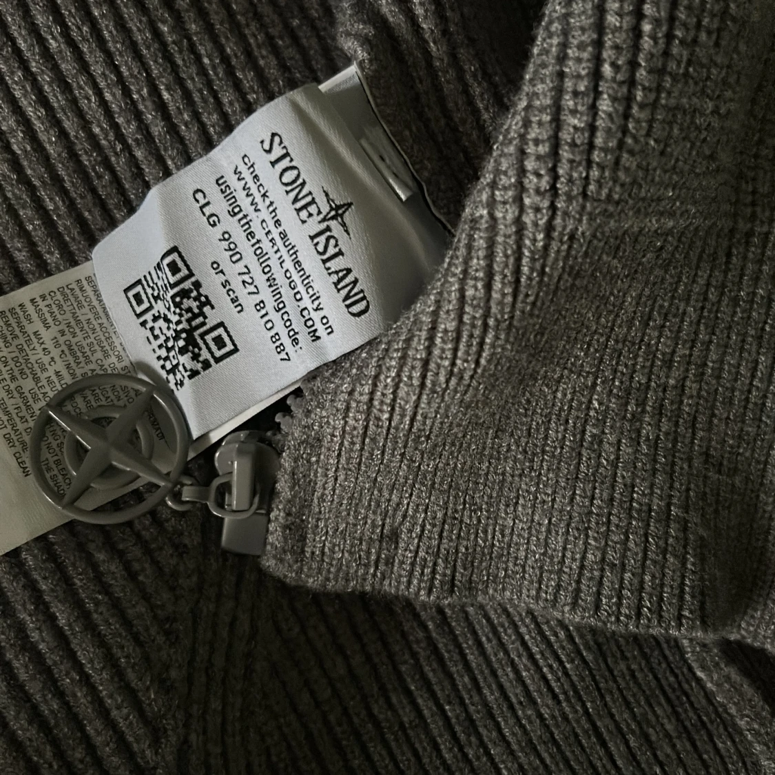 Grå stickad hoodie från Stone Island - 2