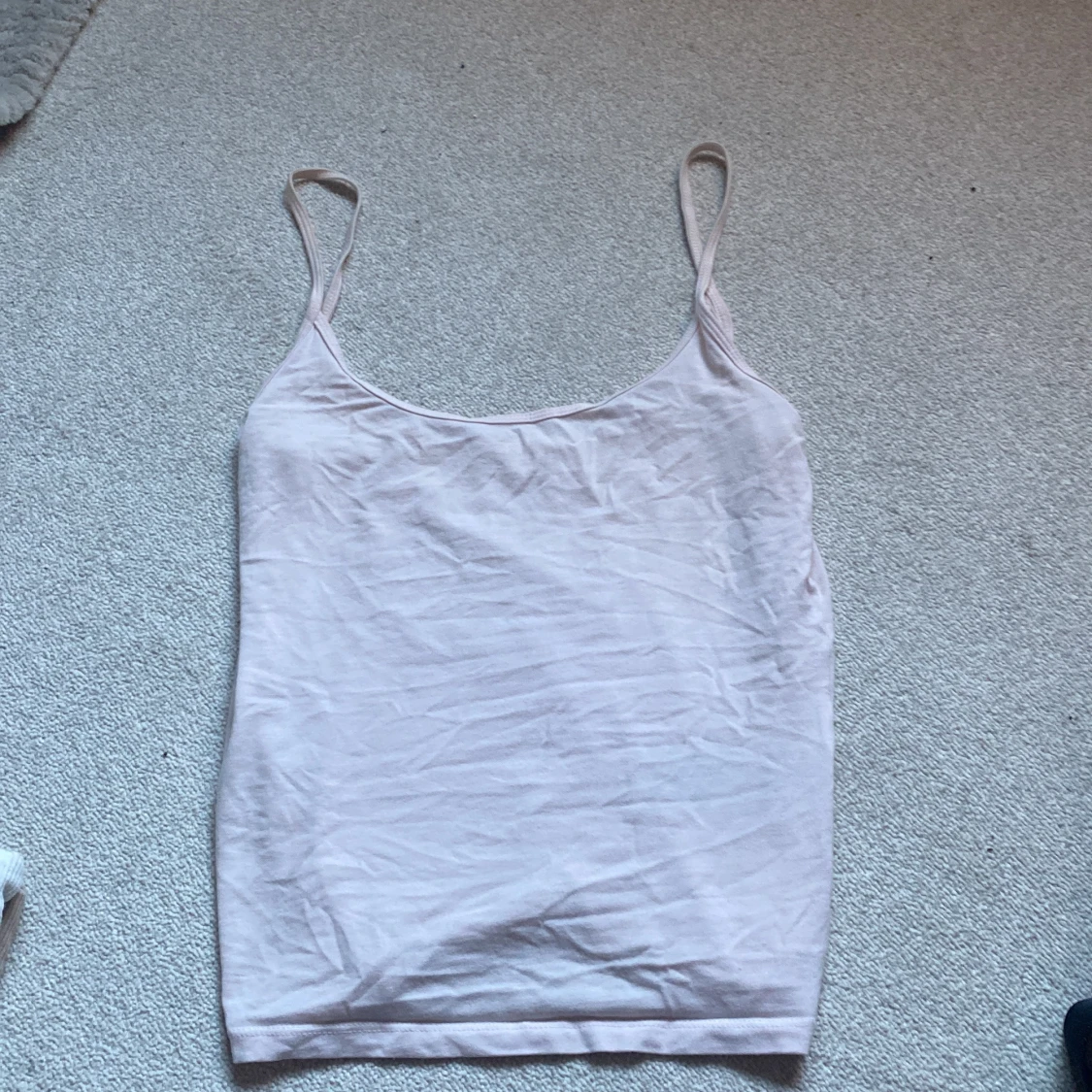 Ljusrosa linnetopp med smala axelband