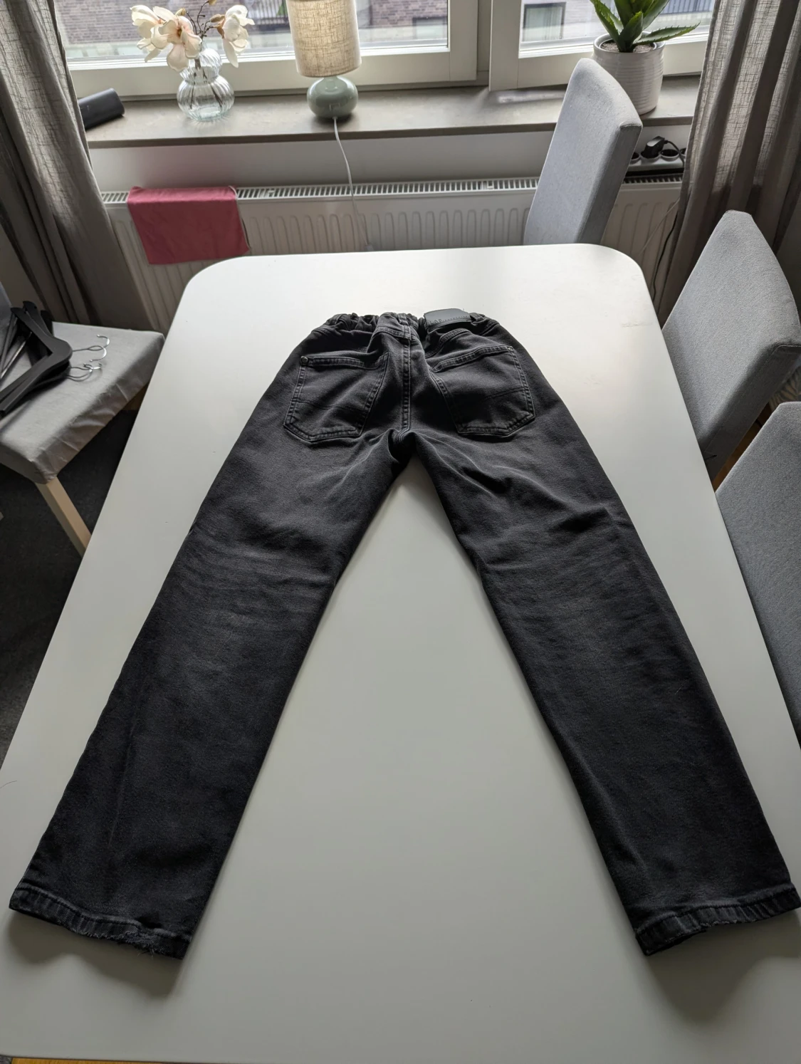 Svarta raka jeans med resårmidja - 1