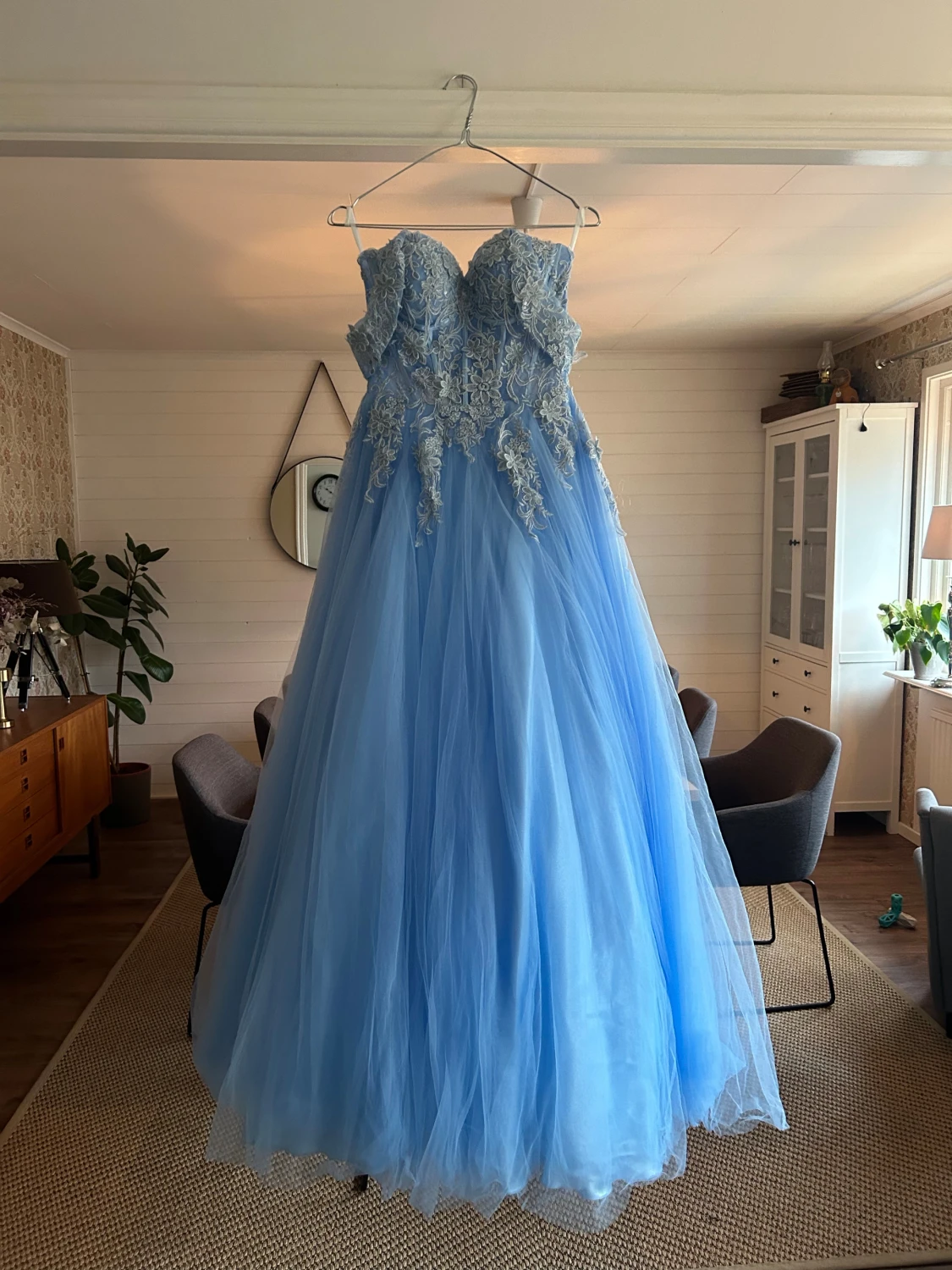 Ljusblå balklänning med spetsdetaljer