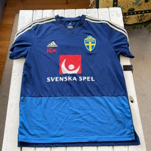 Blå Sverige fotbollströja Adidas M - Säljer en blå Sverige tränings tröja i storlek M, har andvänds fåtal gånger och är i bra skick