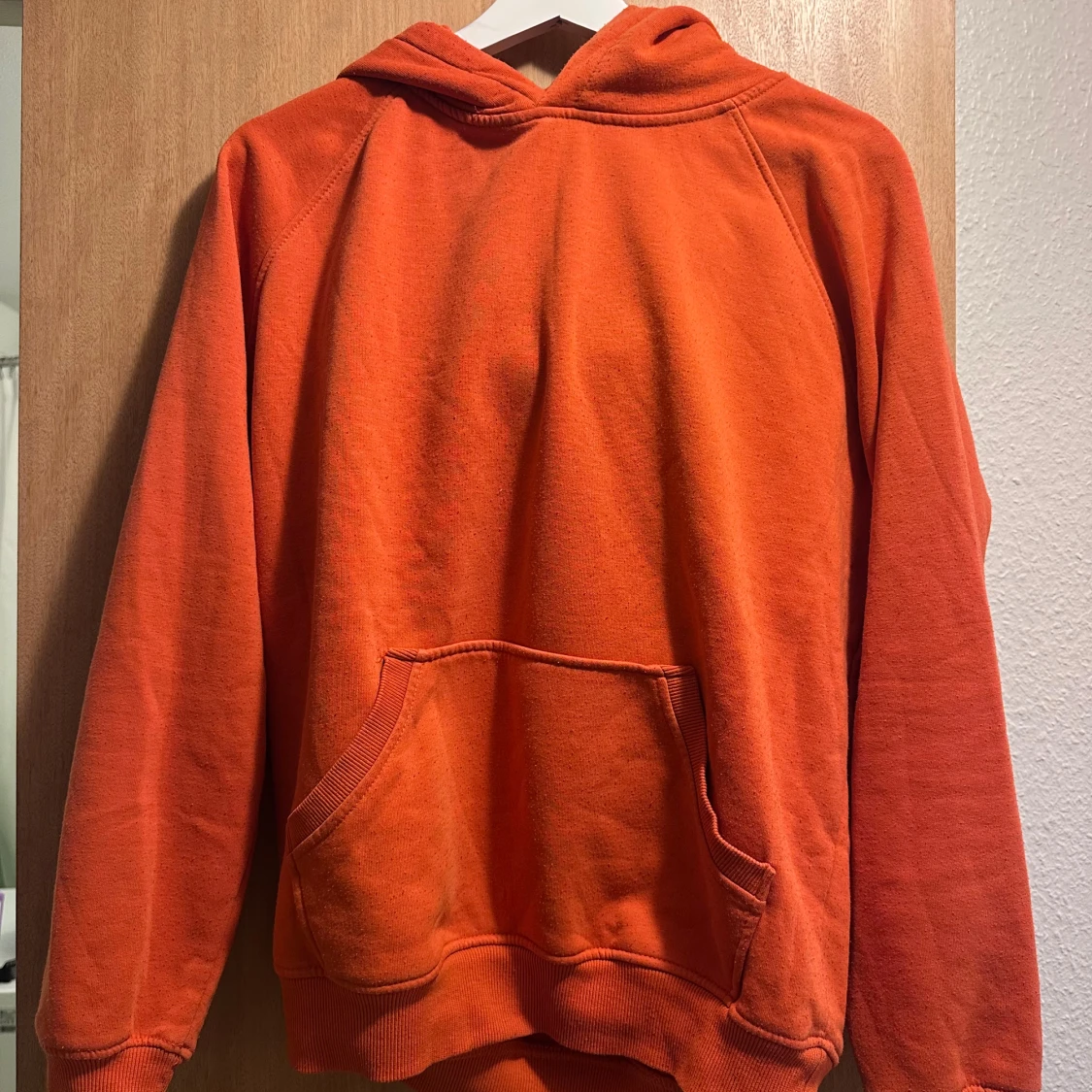 Orange hoodie från BikBok med huva - 2