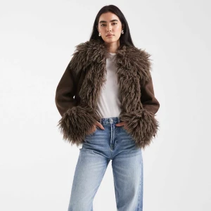 Brun pälsjacka med fluffiga detaljer - Säljer en brun pälsjacka med riktigt fluffiga och långa pälsdetaljer vid krage, ärmslut och längs öppningen. Jackan har en loose passform. Köpt på ASOS och är helt slutsåld. Säljer pga inte kommer till användning. Ny pris 1069kr