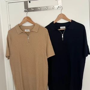 Pikétröja med half zip Approach - Svart pikétröja från Approach i storlek M med snyggt halv dragkedja framtill. Tröjan har korta ärmar, klassisk krage och är tillverkad i ett strukturerat stickat material som ger en cool vibe. Perfekt för dig som gillar stilrena och moderna plagg. Knappt använd, Skriv vid funderingar 