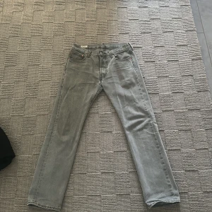 Grå Levi's 501 jeans straight fit - Säljer ett par grå Levi's 501 Premium jeans med klassisk straight fit, hör av er om ni har några frågor.