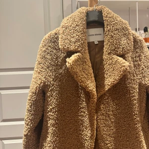 Teddy kappa  - Super fin och varm Teddy kappa från Carin Wester, använd fåtal gånger 🤎