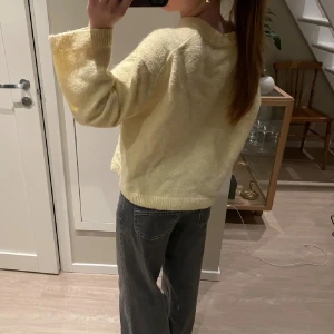 Stickad tröja - Supersnygg stickad tröja från Gina Tricot!! Helt oanvänd bara provad!🥰🥰supersöt till alla årstider💛💛