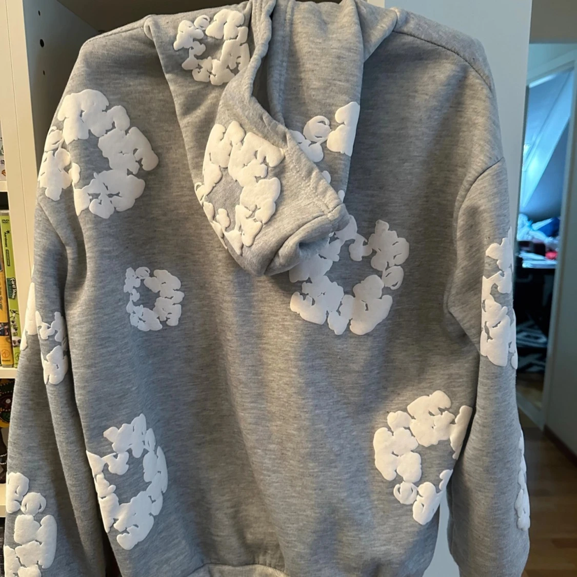 Grå hoodie || Denim Tears  - 1