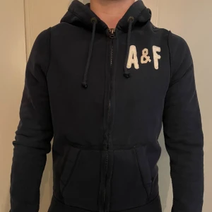 Abercrombie & Fitch Hoodie  - Säljer denna otroligt feta Abercrombie & Fitch Hoodie hoodie 9.5/10. Storlek: L Pris är diskuterbart ✅ Bara att höra av dig vid frågor! 5/5 reviews här på Plick ⭐ Fraktar samma dag 📦