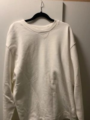 Vit sweatshirt från Replay XXXL ny pris ca 990 - Vit sweatshirt från Replay i storlek XXXXL. Tröjan har en klassisk rund halsringning med ribbad kant och ett diskret Replay-logotyp på bröstet. Tillverkad i mjuk bomull med långa ärmar och avslappnad passform. Perfekt för chill dagar.