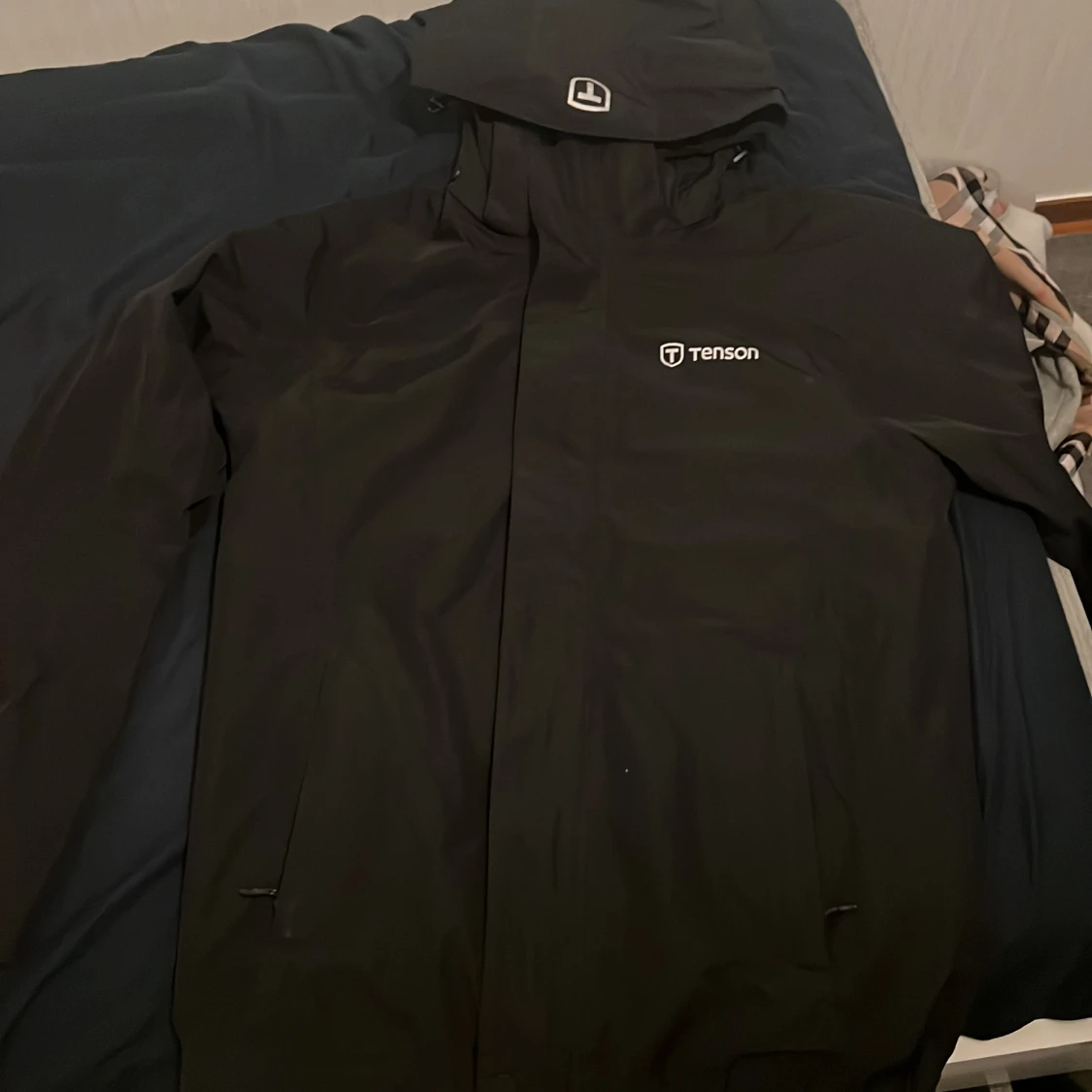 Svart regnjacka från Tenson med huva
