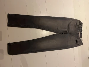 Grå  jeans från Jack & Jones - Snygga byxor i storlek 164