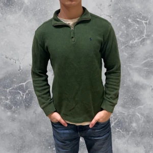 Ralph Lauren Quarter Zip Mörk Grön - •Ralph Lauren Quarter Zip Mörk Grön. Skick: 8/10, Inga skador. Storlek: 14 årVintage (dvs stor i storlek, motsvarar XS HERR). Modell: 174 cm, 63 kg, sitter bra på modellen på bild! Authentic: ✅. Hör av dig vid frågor eller funderingar, mvh Hessler’s;)