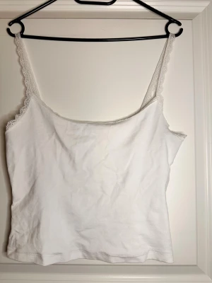 3-pack spetslinnen från Even&Odd - Säljer tre söta linnen från Even&Odd, ett vitt, ett ljusblått och ett svart. De har smala axelband med spetsdetaljer och är tillverkade i mjuk bomull. Perfekta att styla med jeans eller kjol för en chill look. Topparna kan köpas tillsammans eller enskilt.