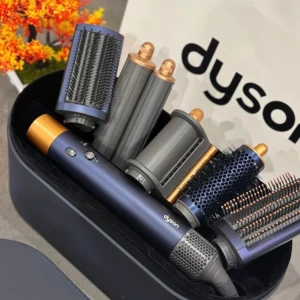 Dyson Airwrap Complete - Fick den i present i februari, men den är alldeles för fin för mig och jag kommer inte till användning av den. Den är sparsam använd, fortfarande i originalförpackning. Säljer den vidare i hopp om att den hittar ett nytt hem där den uppskattas och används. • Perfekt som present eller till dig själv som gillar exklusiv teknik. Pris: 4500 sek Finns i: Göteborg,      Dyson Airwrap Complete i elegant blå/guld, med flera stylingtillbehör för lockar, volym och slätning. Allt i originalförvarin