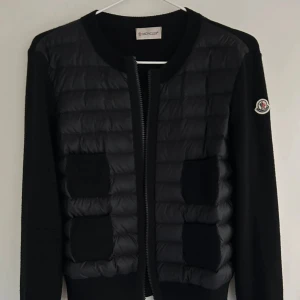 Svart  cardigan  Moncler - Säljer vidare min fina cardigan  som är helt ny, har inte kommit till användning då jag har för många jackor 😇🌸 storlek 1. QR kod inuti jacka finns och garanterar äkthet 