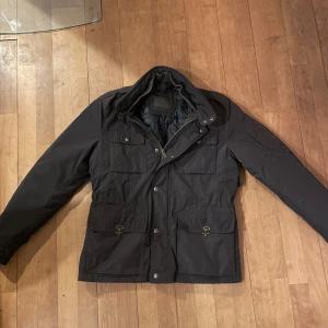 Brun field jacket från Massimo Dutti - En riktigt snygg field jacket från Massimo Dutti med fyra framfickor, dragkedja och tryckknappar. Jackan har quiltat foder och hög krage som skyddar mot vind. Perfekt för hösten och vintern nu och i perfekt skick. Nypris ca 3000kr mitt pris 999kr priset går självklart att diskutera vid snabb affär🤩🤩. Storlek M men skulle kunna gå på en lite mindre L