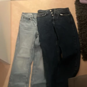 Zara jeans  - Zara jeans regular fit, båda två ingår i priset! De ljusblåa är storlek 38 i eu och de mörkblåa är storlek 36.