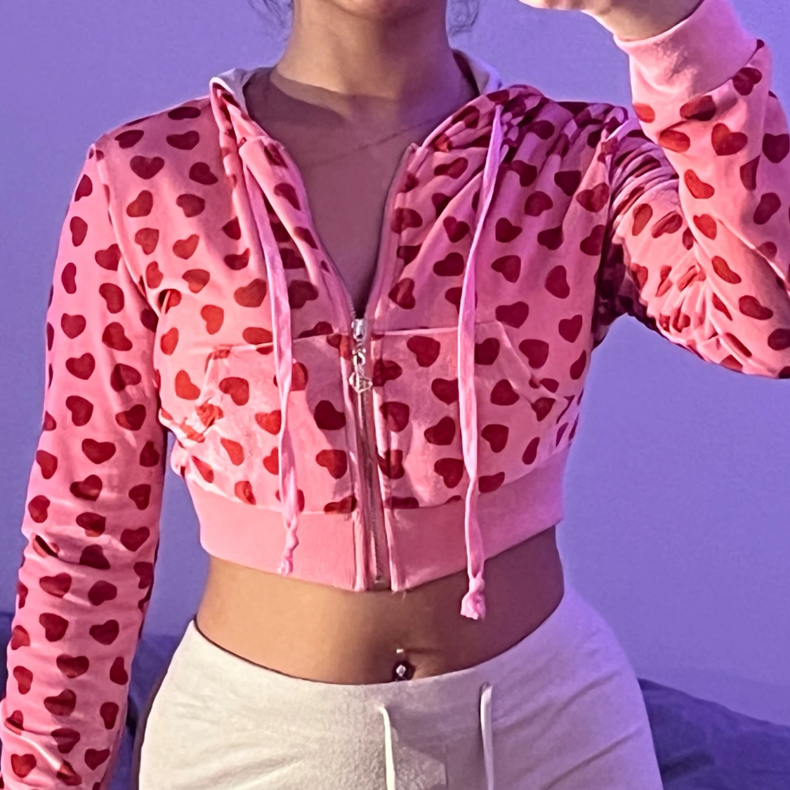 Croppad rosa hoodie med hjärtan