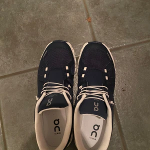 On cloud skor  - Säljer nu dessa on cloud skor! De är riktigt bekväma men fortfarande väldigt snygga. De är endast använda en gång så de är fortfarande i nyskick och finns inga tecken på användning. Nypris på dessa är ca 1500 - 1600. Bara att skriva vid frågor!
