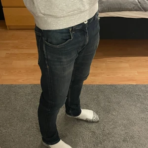 TOS jeans evolve - Tiger of Sweden evolve jeans skick 9/10 storlek w30 l30. Mått längd 98cm, innelår 71cm, midja 39cm. Pris kan diskuteras medels mig vid frågor eller funderingar.