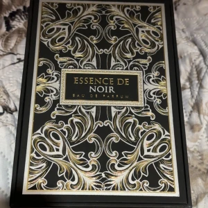 Essence De Noir Eau de Parfum - Essence De Noir Eau de Parfum från Fragrance World. Ingredienser: alkohol denat, parfym, vatten, benzyl benzoate, benzyl cinnamate, cinnamyl alcohol, citral, farnesol, geraniol, hexyl cinnamal, hydroxycitronellal, isoeugenol, limonene. Tillverkad i Förenade Arabemiraten. Perfekt vinterparfym ‼️