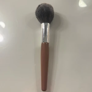 Caia f10 sminkborste  - Perfekt för puder eller bronser. Borsten är i mycket bra skick. Priset går att diskutera, hör gärna av dig vid frågor💗