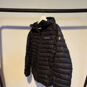 Peak Performance Vinterjacka *Erbjudande* - En peak performance jacka i storlek S herr säljes! En liten skada (lagad) som syns på sista bilden💫 använt skick generellt. Självklart äkta!