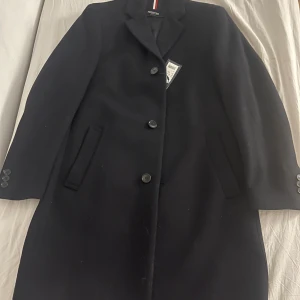 Mörkblå rock från Hechter Paris - Helt ny och oanvänd rock i bra kvalitet. Original pris 2850