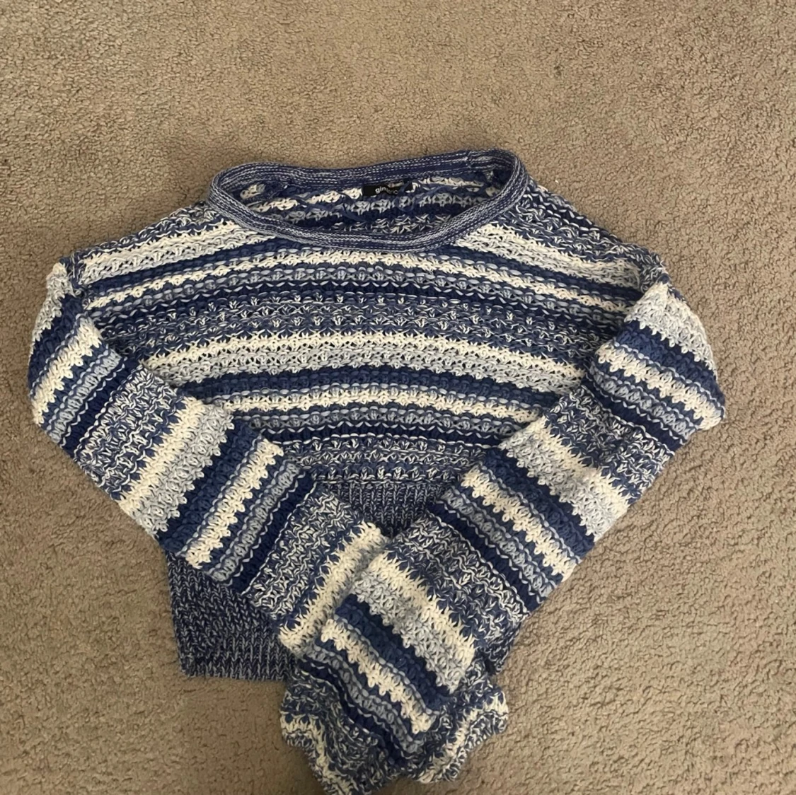 Blå och vit randig stickad tröja - 90