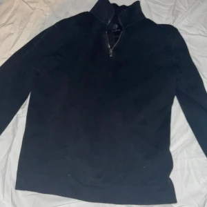 Massimo Dutti Half Zip - Svart långärmad tröja från Björn Borg med ståkrage och snygg half zip-dragkedja framtill. Perfekt för dig som gillar stilrena och enkla plagg. Materialet känns mjukt och passar bra under kyliga dagar.