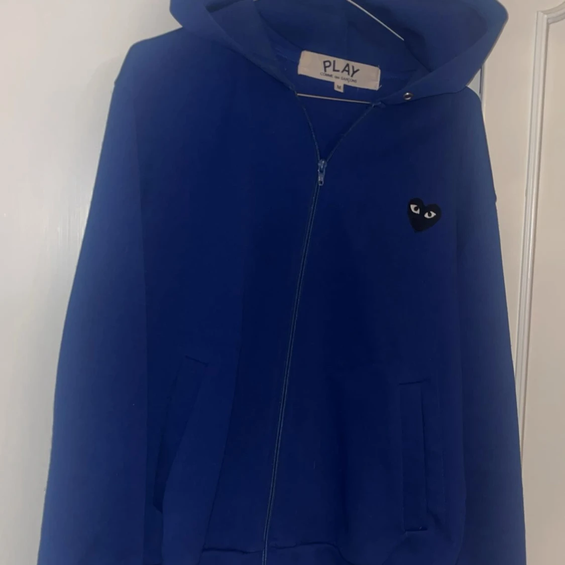 Blå hoodie från Comme des Garçons Play 