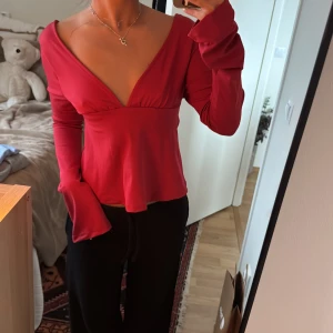 Topp - Jättesöt röd topp ifrån nelly som man knyter där bak!! Endast använd 1 gång då den är för stor för mig, perfekt till julafton!! 🥰❤️‍🔥👏🏼