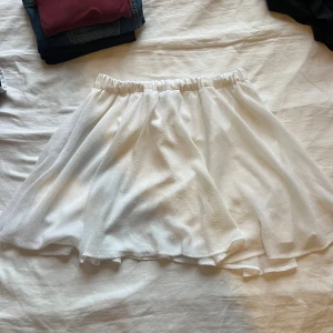 Vit volangkjol - Säljer min söta vita volang kjol i mycket bra skick❤️