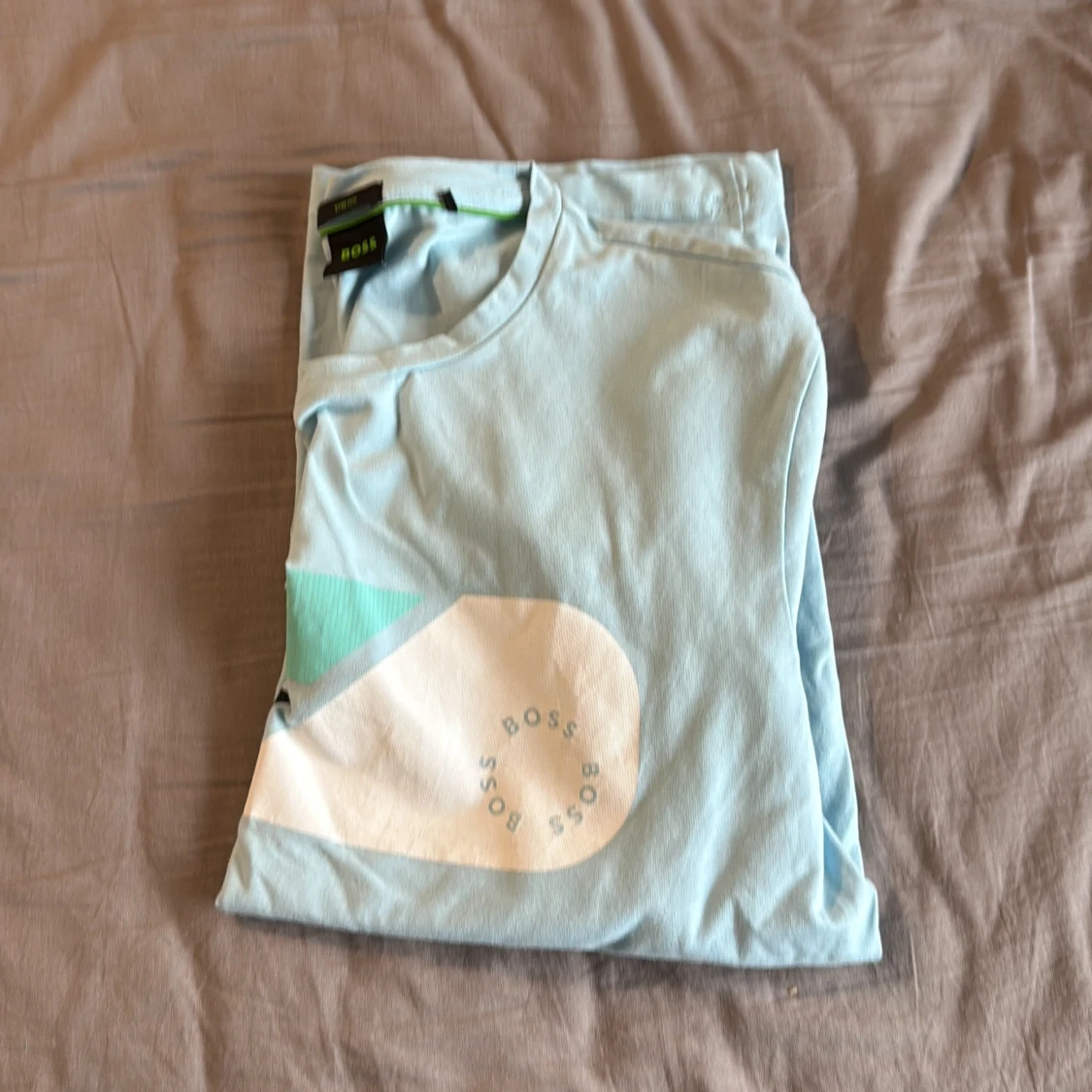 Ljusblå t-shirt från BOSS med tryck