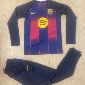 FC Barcelona långärmad fotbollströja Nike - Säljer en långärmad FC Barcelona fotbollströja från Nike med klassiska blå och vinröda ränder, gul Nike-logga och Spotify-sponsor på bröstet. Materialet är lätt och andas, perfekt för träning eller match. Klubbloggan sitter på vänster bröst.