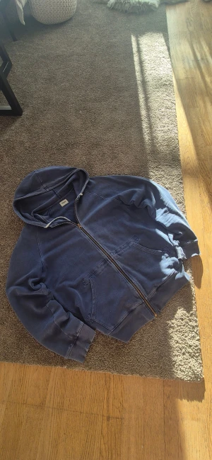 Blå hoodie med dragkedja från Acne studios - Snygg blå hoodie från Acne studios i storlek M. 