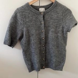 Hm tröja - Tröja från hm i grå färg med guldknappar fråga för fler bilder