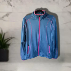 Blå fleecejacka Nordic Outdoor S - Blå fleecejacka från Nordic Outdoor med rosa detaljer och dragkedjor. Jackan har hög krage, två fickor med dragkedja och coola kontrastsömmar i rosa. Perfekt för dig som gillar en sportig och färgglad stil.