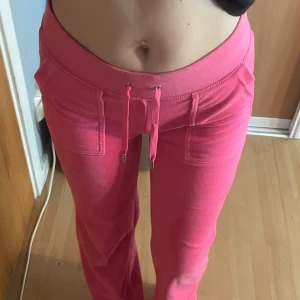 Rosa juciy couture byxor  - Super fina juciy byxor! Använda men u mycket fina skick! Storlek xs! Dom är lite långa för mig som är 168cm. 