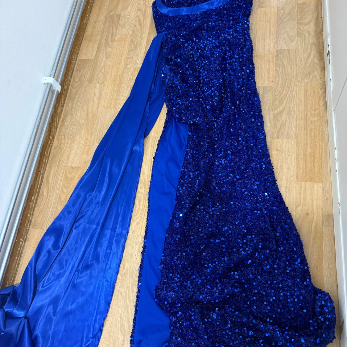 Glittrig blå långklänning med släp
