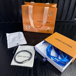 Lv armband 19 - Sprillans nytt armband! Riktig go investering! Finns endast i storlek 19✔️Allt på bilden medföljs vid köp✔️Vid minsta fundering kontakta oss✔️