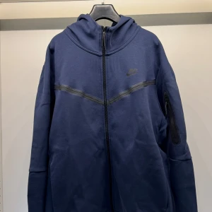 Marinblå Nike Tech tröja - L - Snygg marinblå huvtröja från Nike med hel dragkedja och huva. 