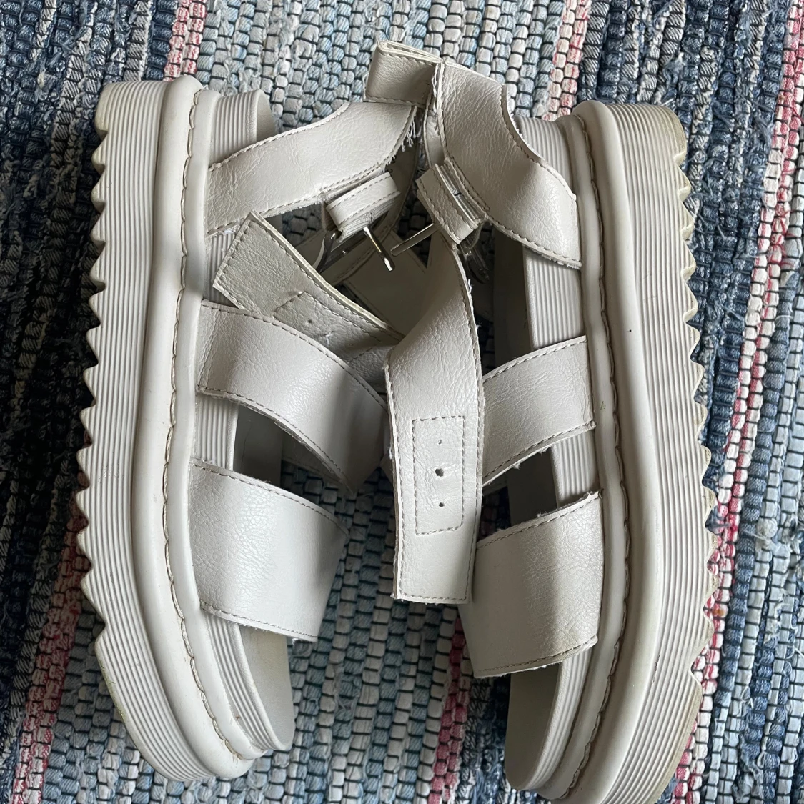 Vita chunky sandaler med remmar - 2