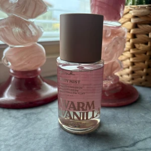 Pink Warm Vanilla Body Mist - Body mist med inslag av shaved cinnamon, pumpkin cream och marshmallow fluff. Innehåller essentiella oljor. Volym: 75 ml. Perfekt för dig som gillar söta och mysiga dofter.