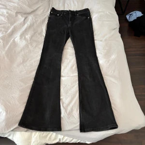 Utsvängda jeans  - Utsvängda jeans från Lager 157, storlek M