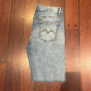 Ljusblå jeans från Montén 32/30 - Snygga ljusblå jeans från Montén i klassisk rak modell. Jeansen har fem fickor, kontrastsömmar och coola detaljer på bakfickorna. Tillverkade i mjukt denimtyg som är skönt att bära hela dagen.