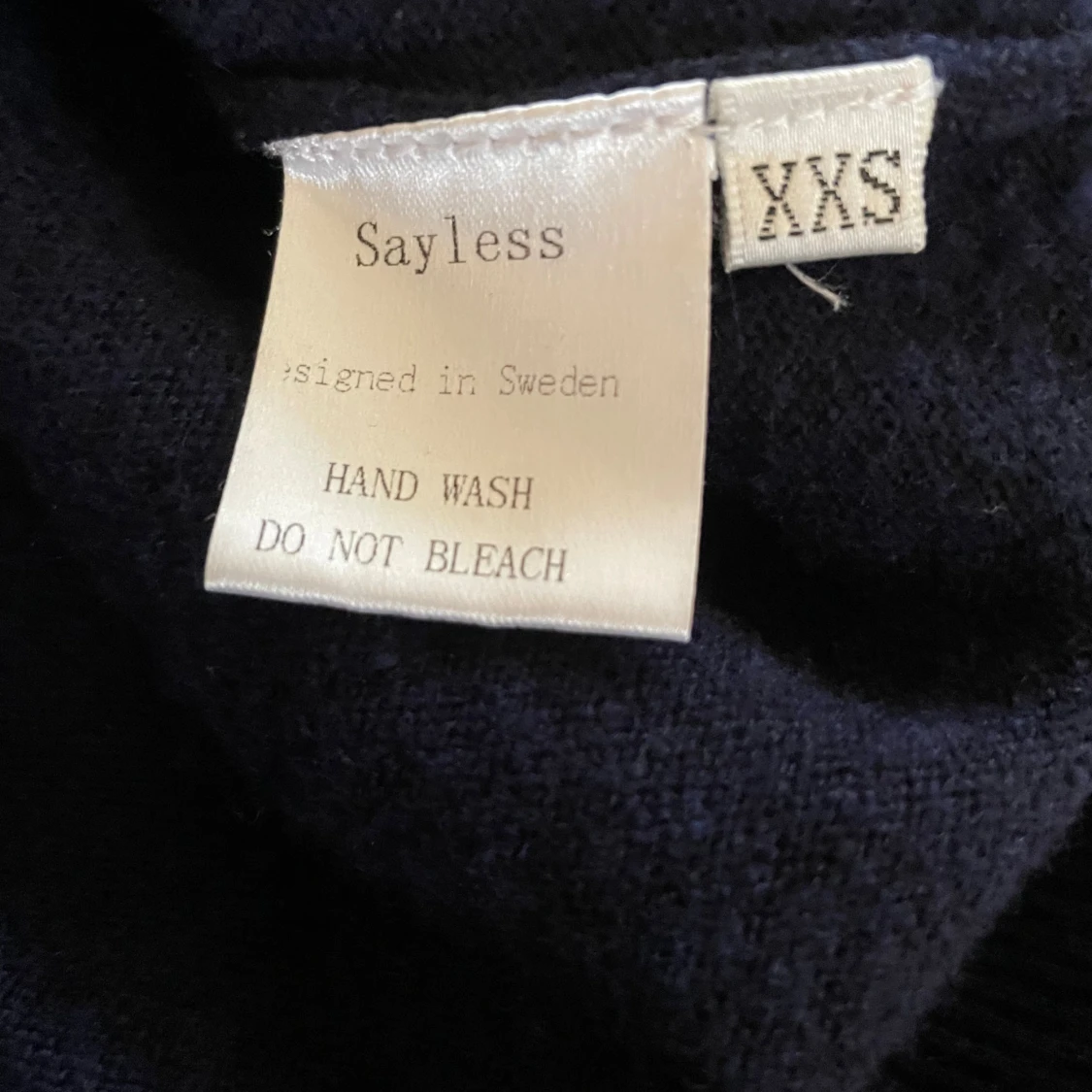 Mörkblå cashmere hoodie från Sayless - 3
