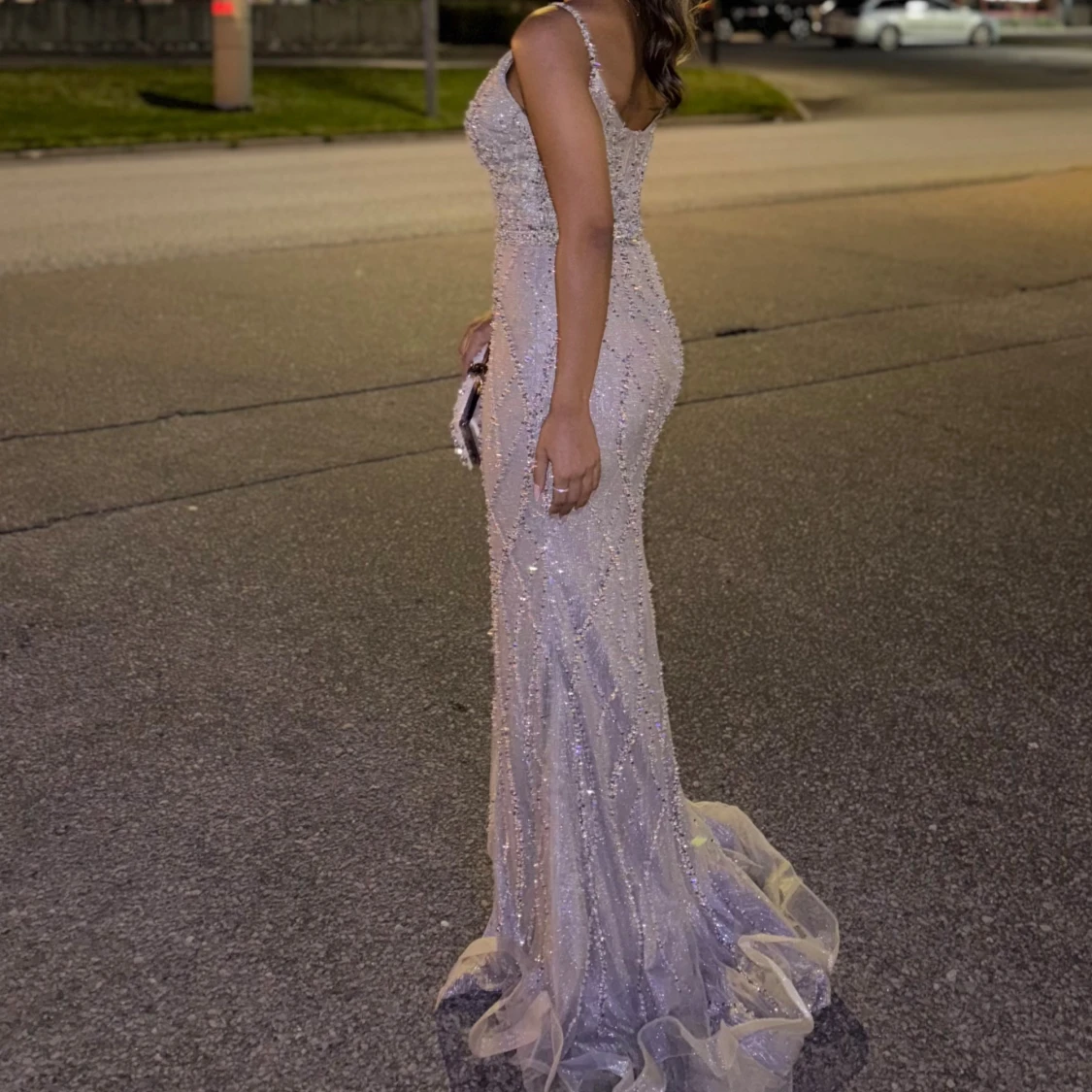 Glittrig långklänning med pärldetaljer - 1