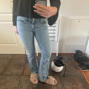 Ljusblå bootcut jeans från Gina Tricot - Snygga ljusblå jeans från Gina Tricot, modell Perfect Jeans. Storlek 36 OBS: byxorna är strätta nedtill ☺️